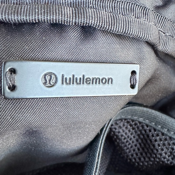 Lululemon Everywhere Belt Bag Balck - Picture 2 of 11